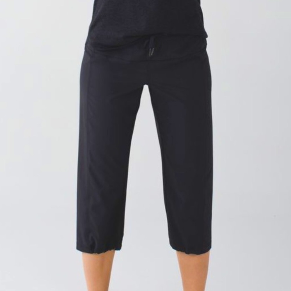 Lululemon step lively crop, black, size 6!!